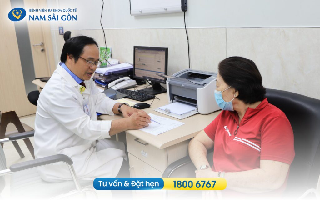 Thăm khám khi có những dấu hiệu bất thường như tiểu buốt, tiểu rắc