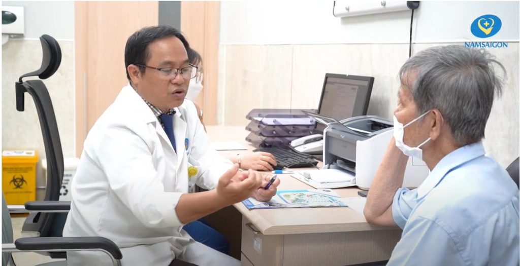 NỘI SOI NIỆU ĐẠO CẮT ĐỐT BƯỚU LÀNH TIỀN LIỆT TUYẾN LỚN BẰNG DAO LƯỠNG CỰC CHO CỤ ÔNG 72 TUỔI 2 cb bs nhan 1