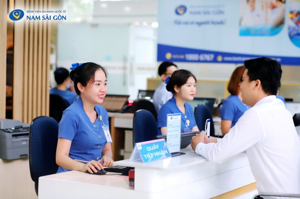 HƯỚNG DẪN THỦ TỤC KHÁM CHỮA BỆNH BẢO HIỂM Y TẾ MỚI NHẤT TẠI BỆNH VIỆN ĐA KHOA QUỐC TẾ NAM SÀI GÒN 1 Le tan Quay tiep nhan duoi 1MB
