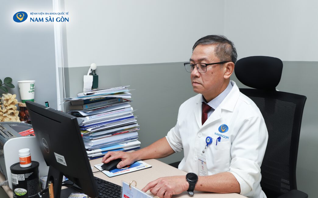 KHỚP GỐI BIẾN DẠNG DO DÙNG CORTICOID 3 Web H3 ca benh lam dung thuoc khop