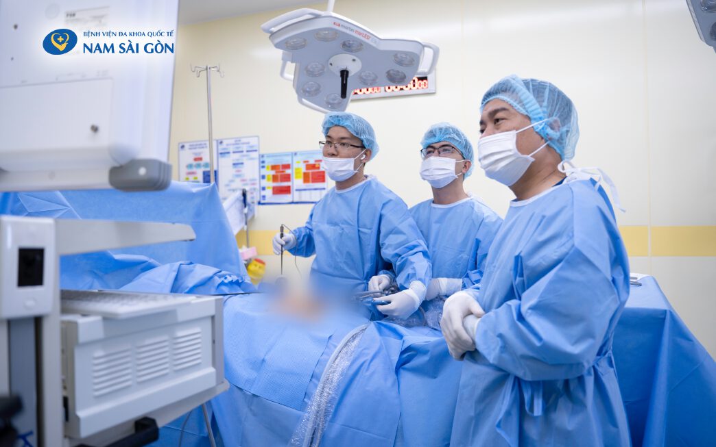 ĐIỀU TRỊ SỎI MẬT CHO NGƯỜI CAO TUỔI BẰNG KỸ THUẬT NỘI SOI MẬT TỤY NGƯỢC DÒNG (ERCP) 2 H8 Web