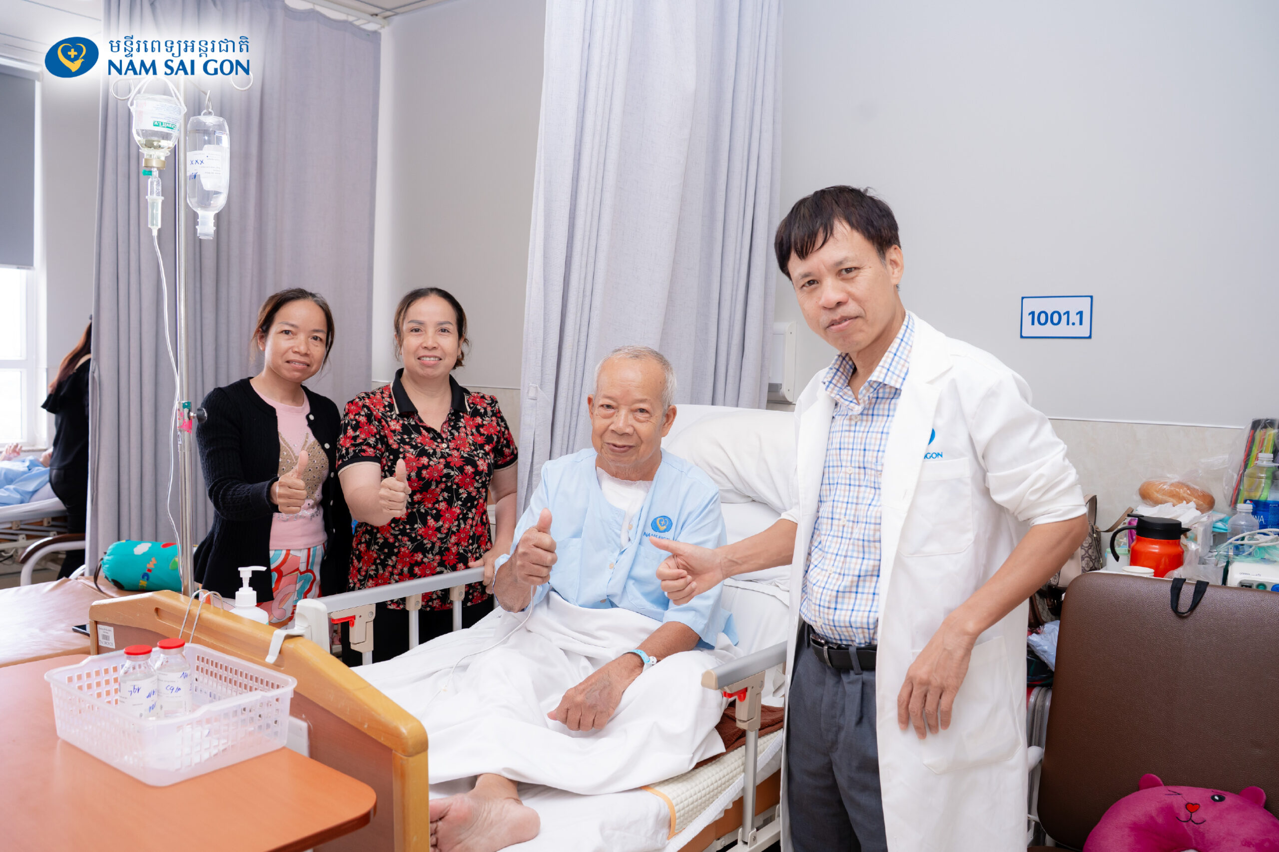 ករណីដ៏កម្រ៖ វះកាត់ដុំសាច់យក្ស “ទាំងមូល” នៅបំពង់ខ្យល់ – សង្គ្រោះផ្លូវដង្ហើមជួនអ៊ំប្រុសជនជាតិខ្មែរអាយុ 75 ឆ្នាំ។
