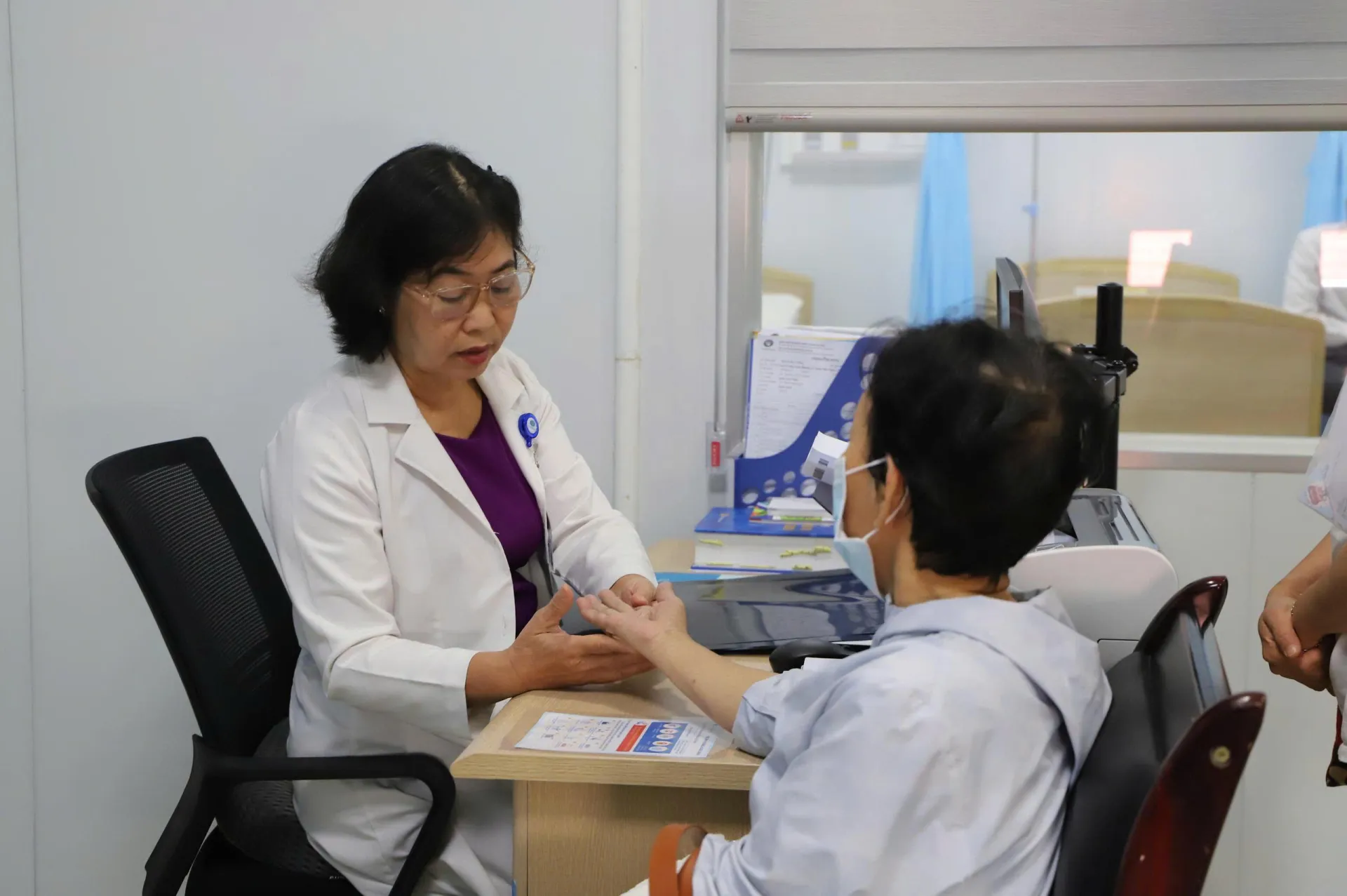 Người phụ nữ 64 tuổi xuất huyết kéo dài, phát hiện đồng thời u xơ tử cung và u buồng trứng