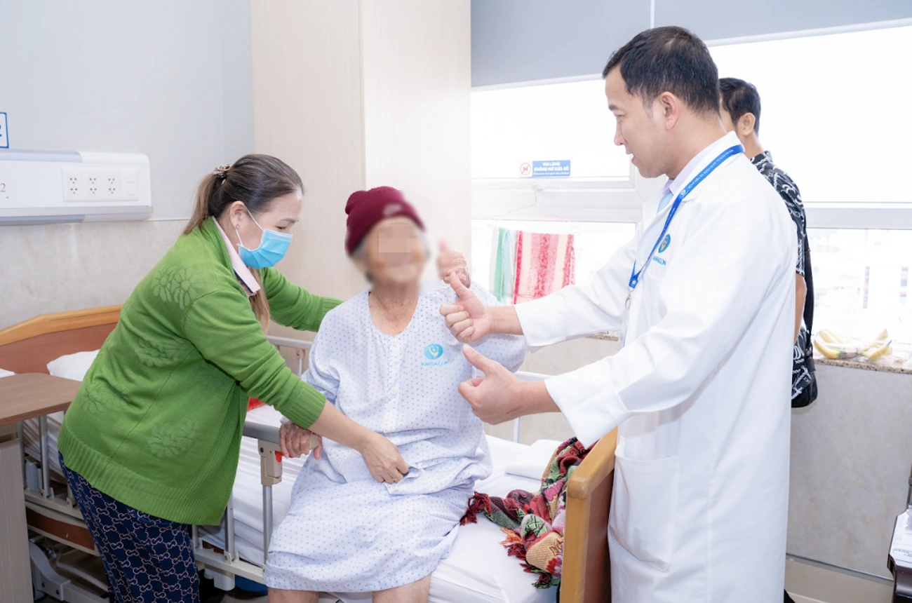 Cụ bà ngoại quốc 91 tuổi hai lần được bác sĩ Việt Nam tìm lại cuộc đời